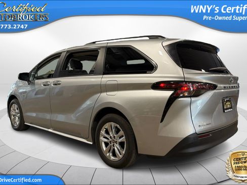Used 2025 Toyota Sienna XLE AWD/4WD image 7