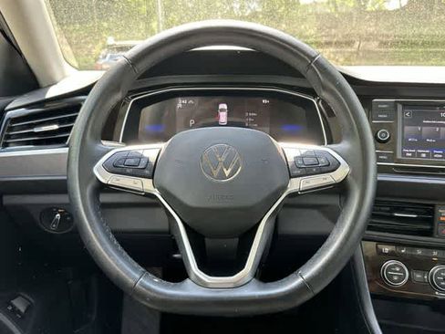 Used 2024 Volkswagen Jetta SE FWD image 8