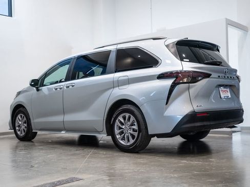 Certified 2025 Toyota Sienna XLE FWD image 7