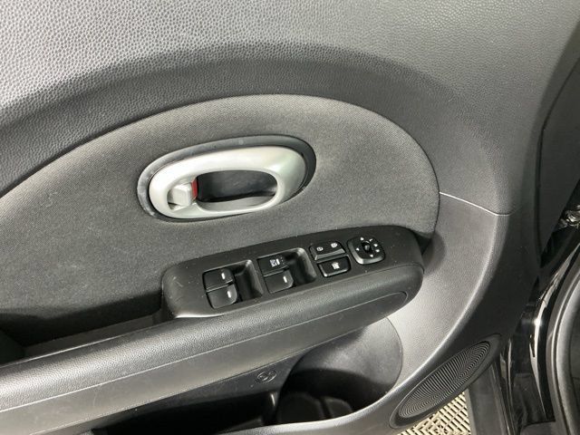 Used 2015 Kia Soul FWD image 12