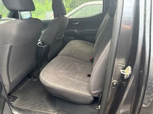 Used 2017 Toyota Tacoma TRD Sport AWD/4WD image 6