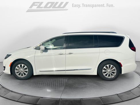 Used 2018 Chrysler Pacifica Touring-L FWD image 5