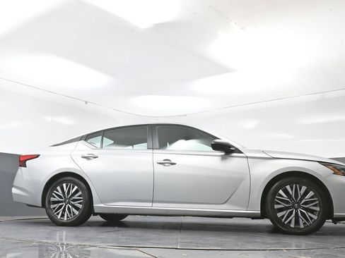 Used 2024 Nissan Altima 2.5 SV FWD image 48