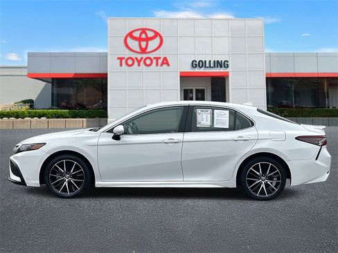 Used 2023 Toyota Camry SE image 2
