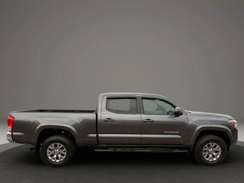 Used 2017 Toyota Tacoma SR5 w/ Tow Package image 10