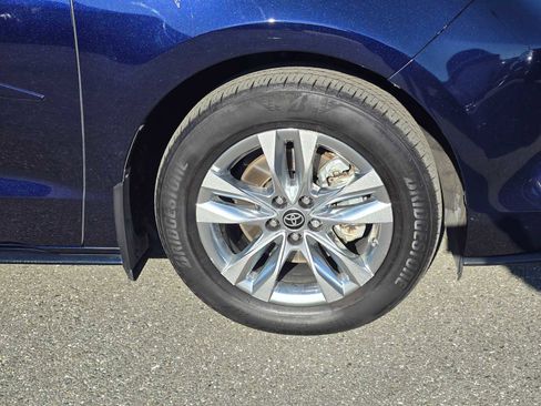Used 2023 Toyota Sienna Limited image 9