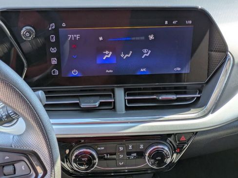 Used 2025 Chevrolet Trax LT FWD image 19