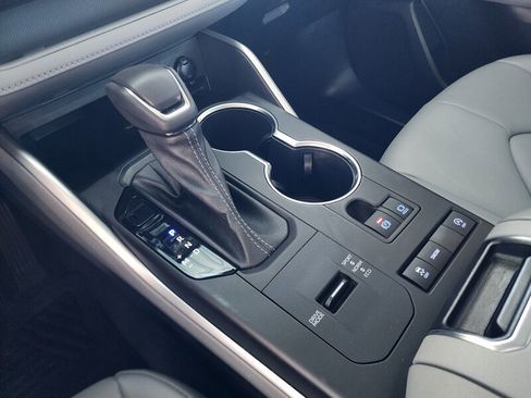 Used 2022 Toyota Highlander XLE image 48