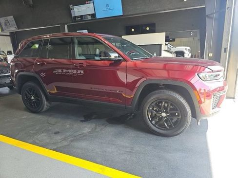 Used 2026 Jeep Grand Cherokee Altitude RWD image 4