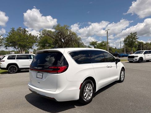 New 2026 Chrysler Pacifica Select image 3