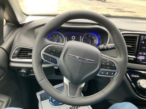 Used 2025 Chrysler Pacifica Select image 21