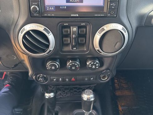 Used 2014 Jeep Wrangler Unlimited Rubicon AWD/4WD image 8
