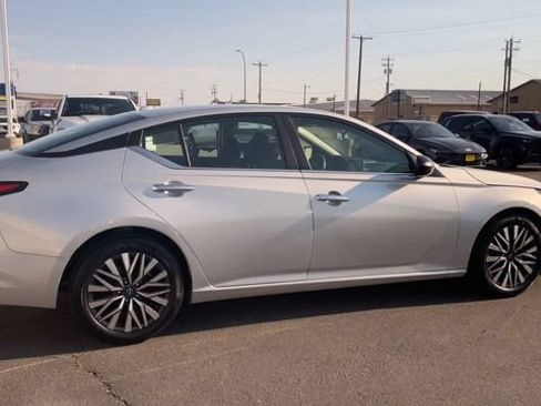 Used 2024 Nissan Altima 2.5 SV FWD image 2