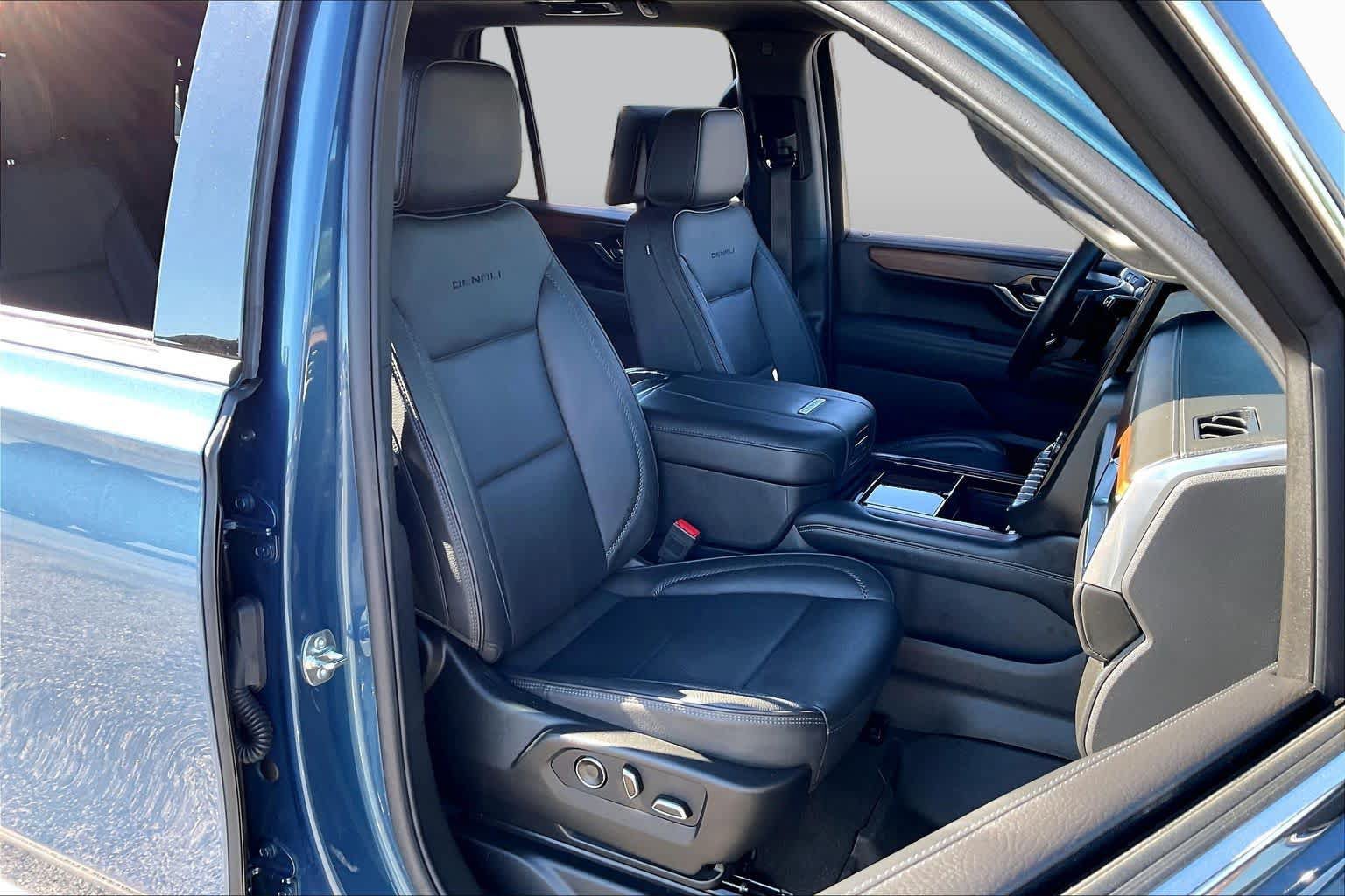 Used 2025 GMC Yukon Denali w/ Denali Reserve Package AWD/4WD image 9