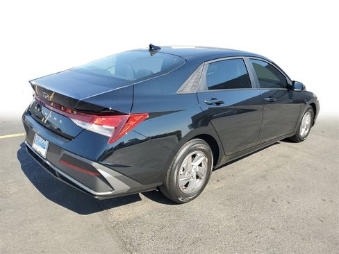 Used 2025 Hyundai Elantra SE image 5