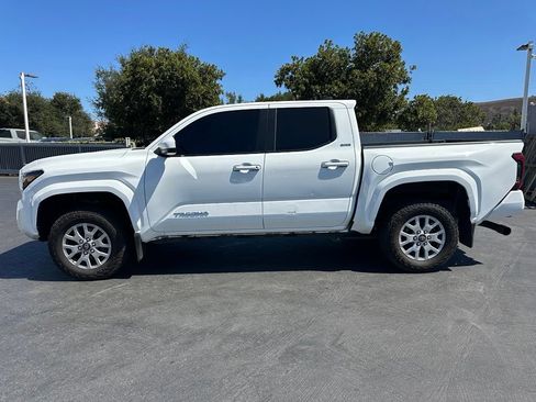 Used 2025 Toyota Tacoma SR5 AWD/4WD image 2