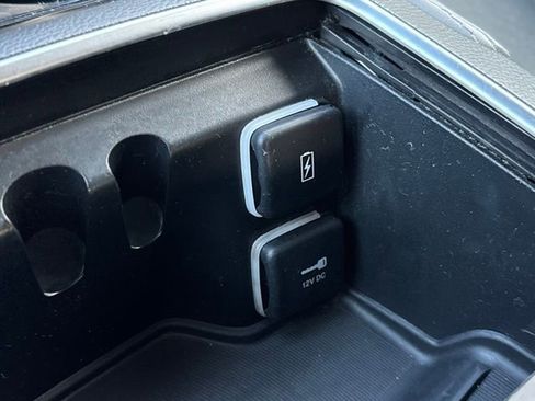 Used 2023 Chrysler Pacifica Limited image 35