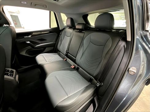 Used 2025 Volkswagen Tiguan SE w/ Panoramic Sunroof Package image 28