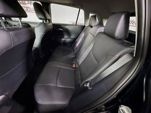 Certified 2022 Toyota Corolla Cross XLE image 28