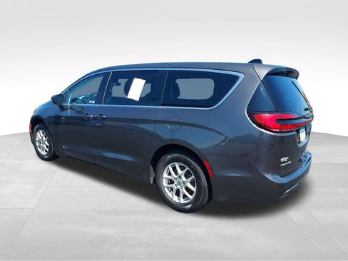 Used 2023 Chrysler Pacifica Touring-L FWD image 3