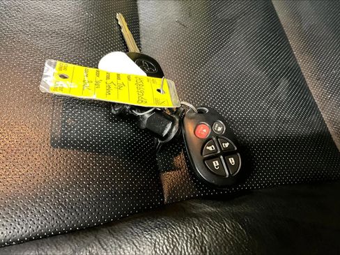 Used 2017 Toyota Sienna SE image 15