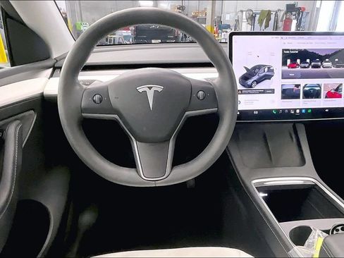 Used 2023 Tesla Model Y Long Range AWD/4WD image 4
