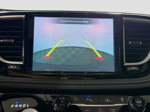 Used 2026 Chrysler Pacifica Limited FWD image 18