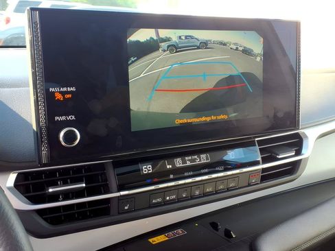 Used 2025 Toyota Sienna XLE FWD image 21