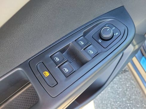 Certified 2025 Volkswagen Taos SE FWD image 14