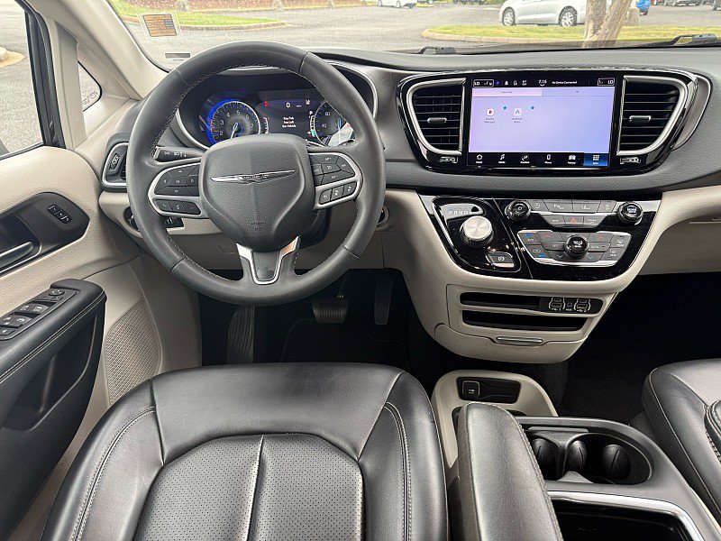 Used 2023 Chrysler Pacifica Touring-L FWD image 13