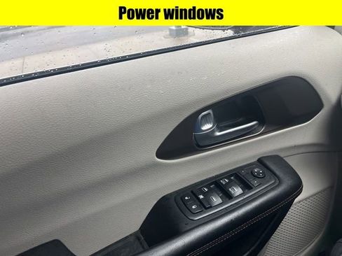 Used 2018 Chrysler Pacifica Touring-L image 12