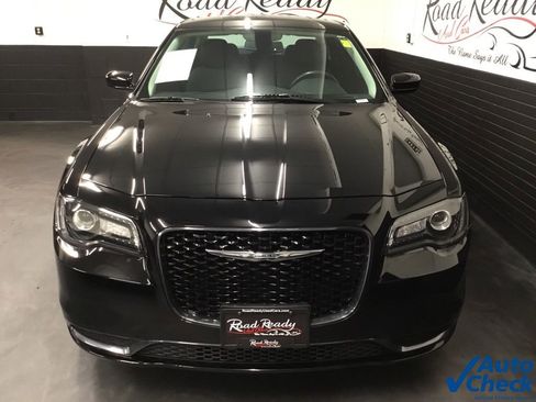 Used 2018 Chrysler 300 Touring w/ Sport Appearance Package image 4