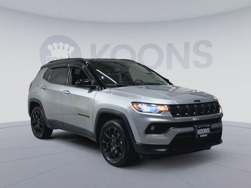 Used 2023 Jeep Compass Altitude w/ Convenience Group image 2