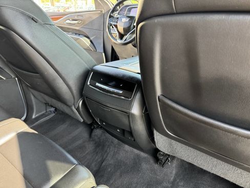 Used 2022 Cadillac Escalade Luxury image 7