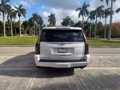 Used 2018 Cadillac Escalade ESV Premium Luxury AWD/4WD image 18
