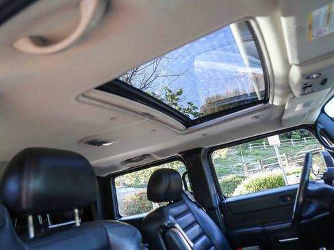 Used 2005 HUMMER H2 w/ Preferred Equipment Group image 25