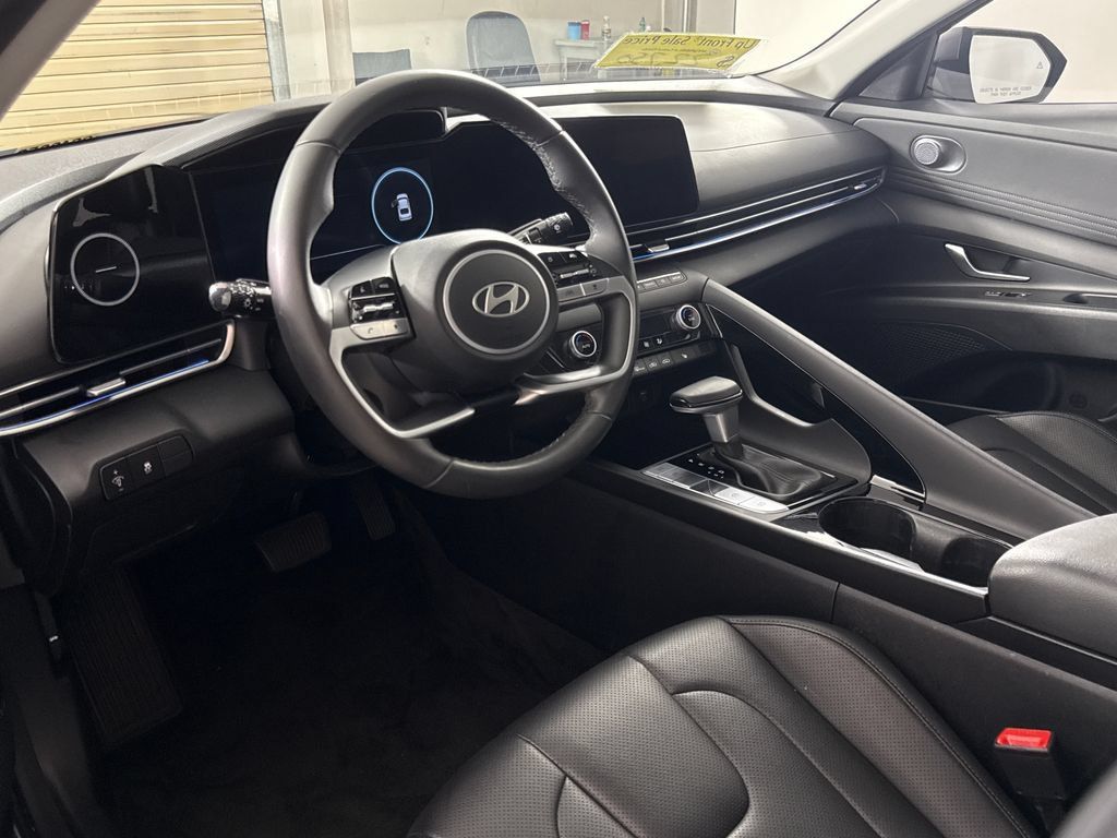 Certified 2025 Hyundai Elantra Limited FWD image 16