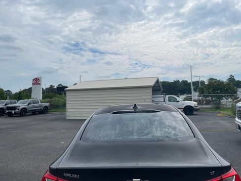 Used 2018 Chevrolet Malibu LT w/ Leather Package FWD image 4