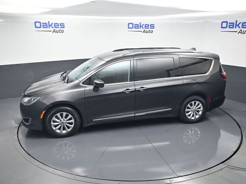 Used 2019 Chrysler Pacifica Touring-L FWD image 49