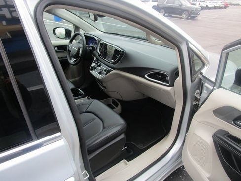 Used 2024 Chrysler Pacifica Touring-L image 26