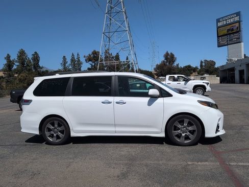 Used 2018 Toyota Sienna SE FWD image 4