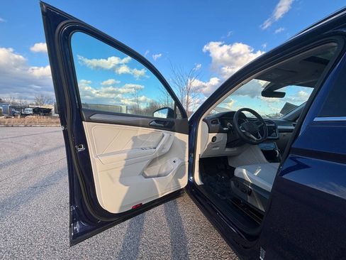 Used 2024 Volkswagen Tiguan SE w/ Panoramic Sunroof Package image 8