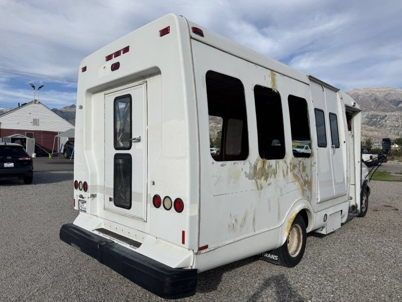 Used 2004 Ford E-350 and Econoline 350 Super Duty RWD image 5