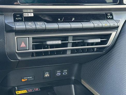 Used 2025 Toyota Camry SE w/ Convenience Package image 22