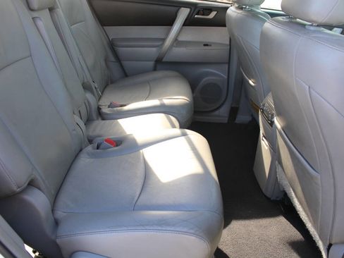 Used 2011 Toyota Highlander SE image 6