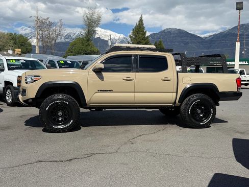Used 2020 Toyota Tacoma TRD Off-Road w/ Technology Package AWD/4WD image 8