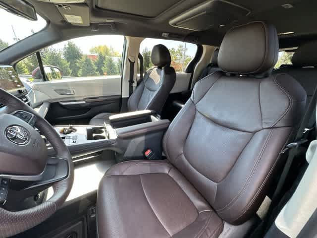 Used 2023 Toyota Sienna Platinum AWD/4WD image 17