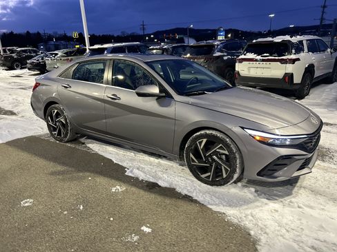 Certified 2025 Hyundai Elantra Limited image 3