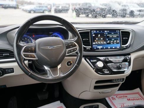 Used 2021 Chrysler Pacifica Touring-L image 10