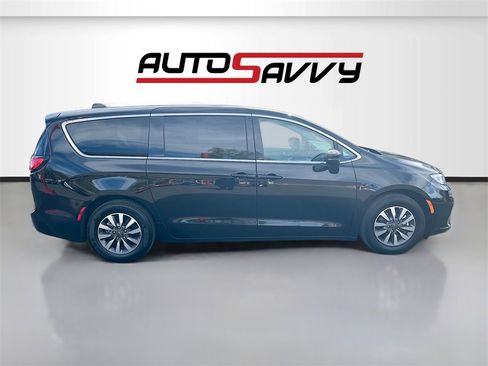 Used 2024 Chrysler Pacifica Select image 8